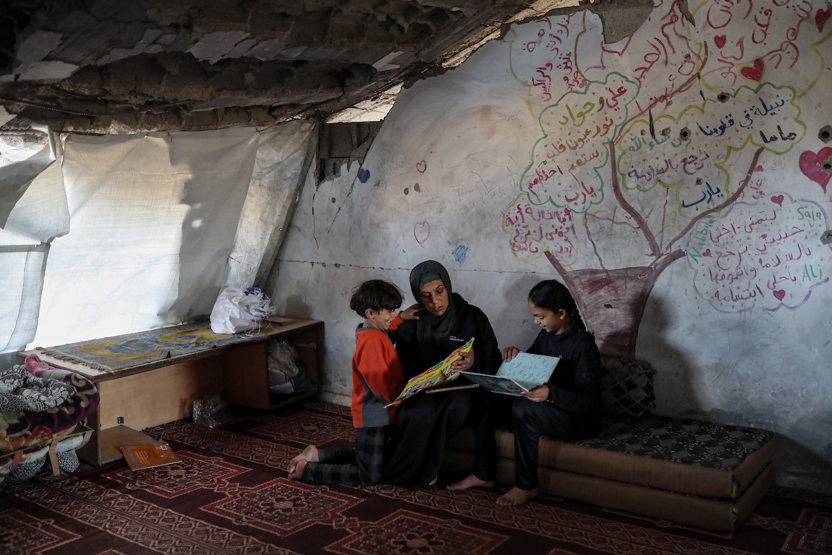 عائلة محمد حلاوة الفلسطينية تستأنف حياتها وسط ركام منزلها المدمر في جباليا (23).jpg