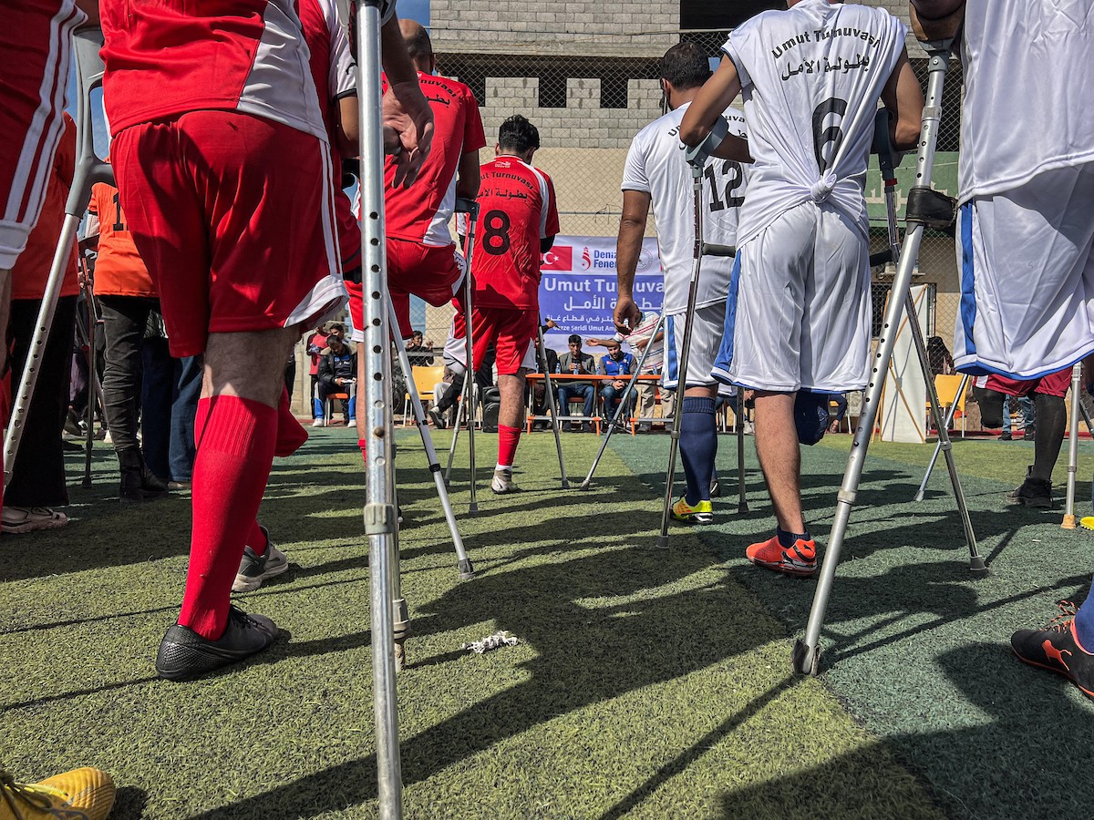 رياضيون فلسطينيون مبتورو الأطراف ضمن فعاليات بطولة الأمل لكرة القدم التي نظمتها جمعية د (20).jpg