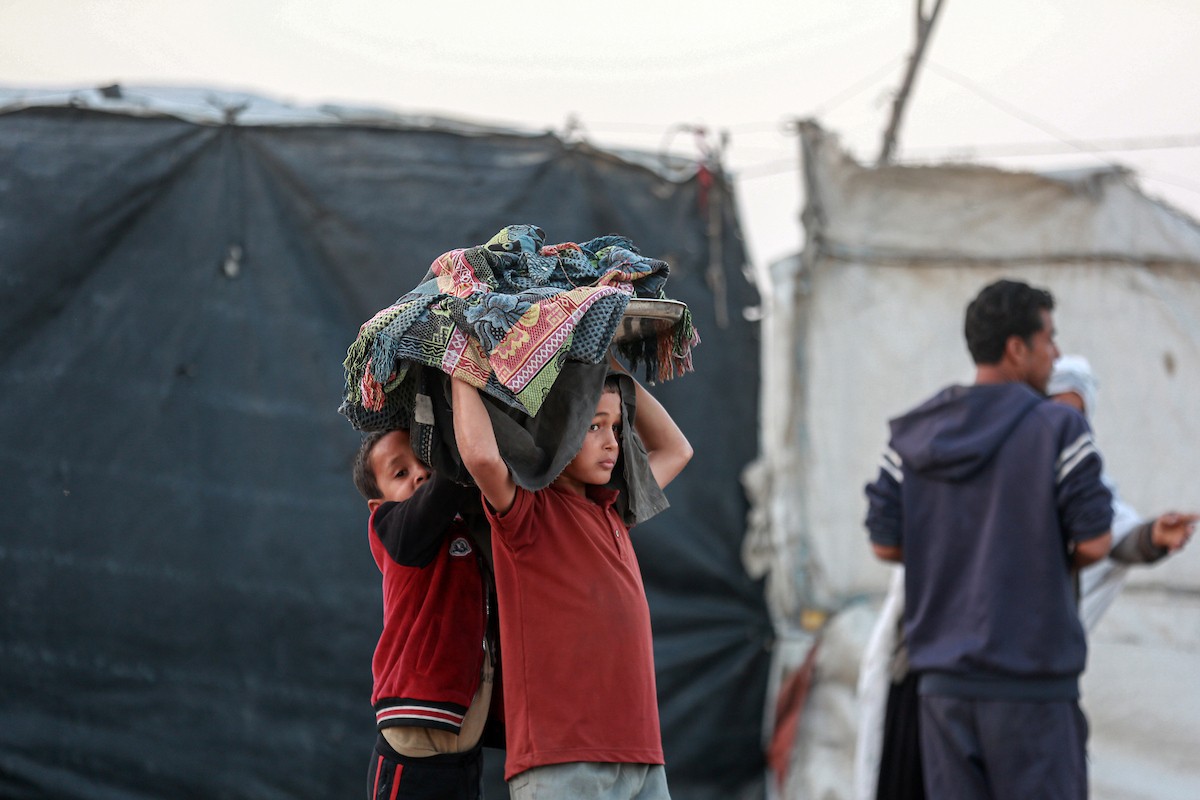 منظر عام للمنطقة حيث تواجه الأسر الفلسطينية النازحة التي تعيش في خيام مؤقتة بالقرب من مدينة الزوايدة في وسط قطاع غزة