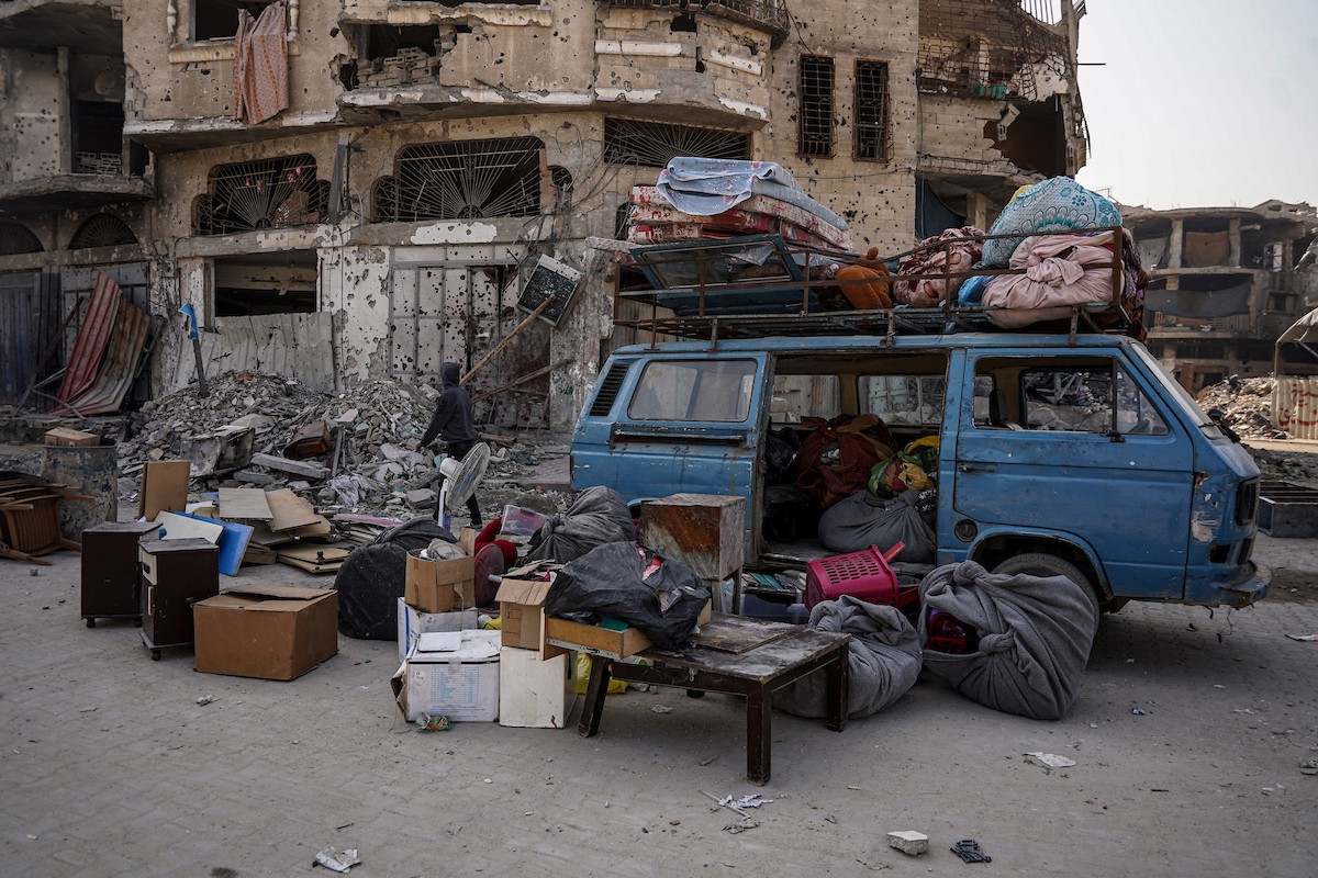 عائلات فلسطينية تتجه نحو مناطق تعتبرها أكثر أمانًا حاملة معها كل ما تستطيع حمله من أمتعة (14).jpg