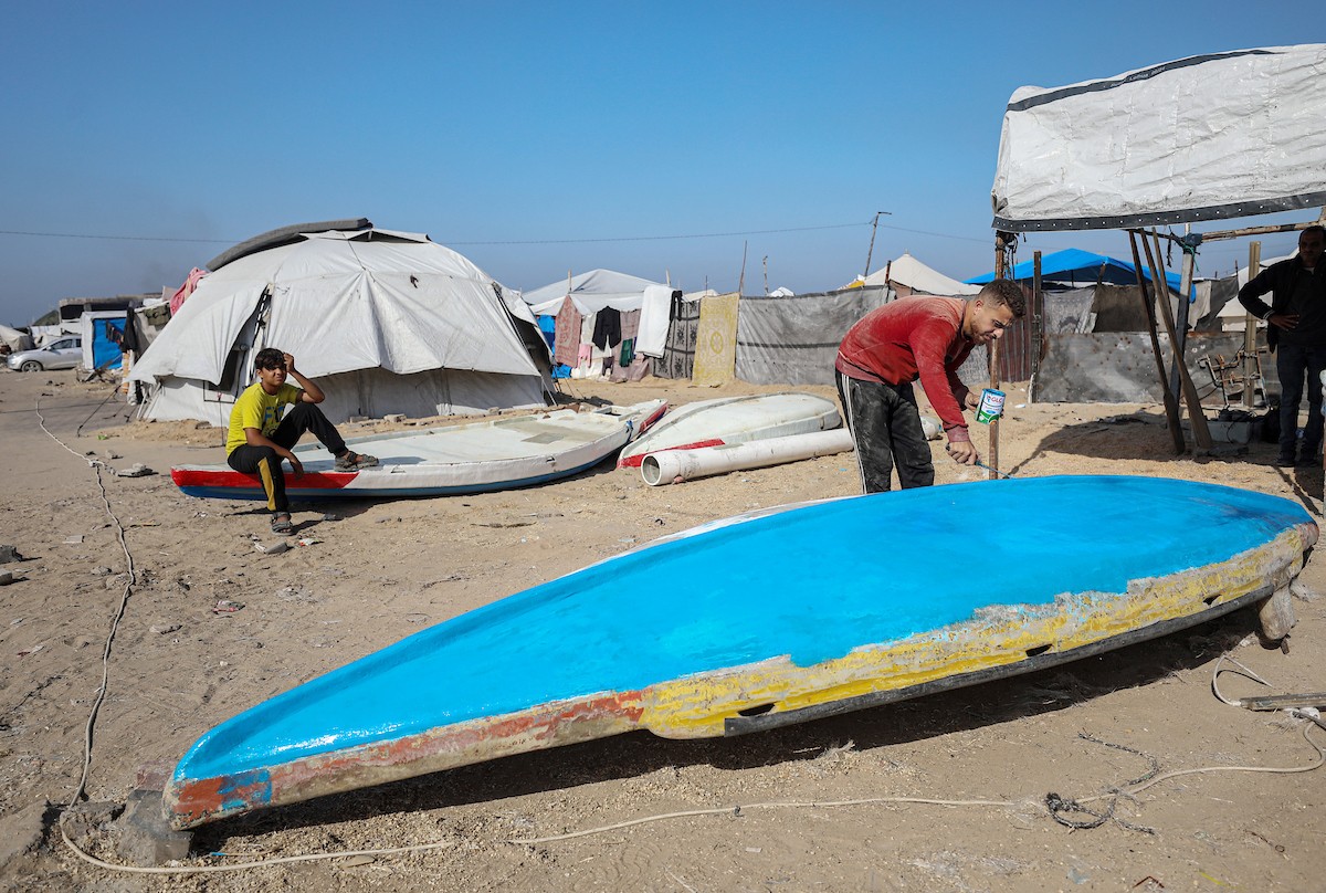 حرفيون يُصلحون قوارب الصيد في ورشة بميناء غزة البحري (7).jpg
