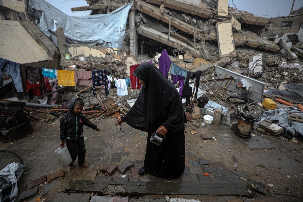 مسنان يعتنيان بـ 36 حفيدًا بعد أن فقدا خمسة من أبنائهما خلال الحرب الإسرائيلية على قطاع غزة (20).jpg