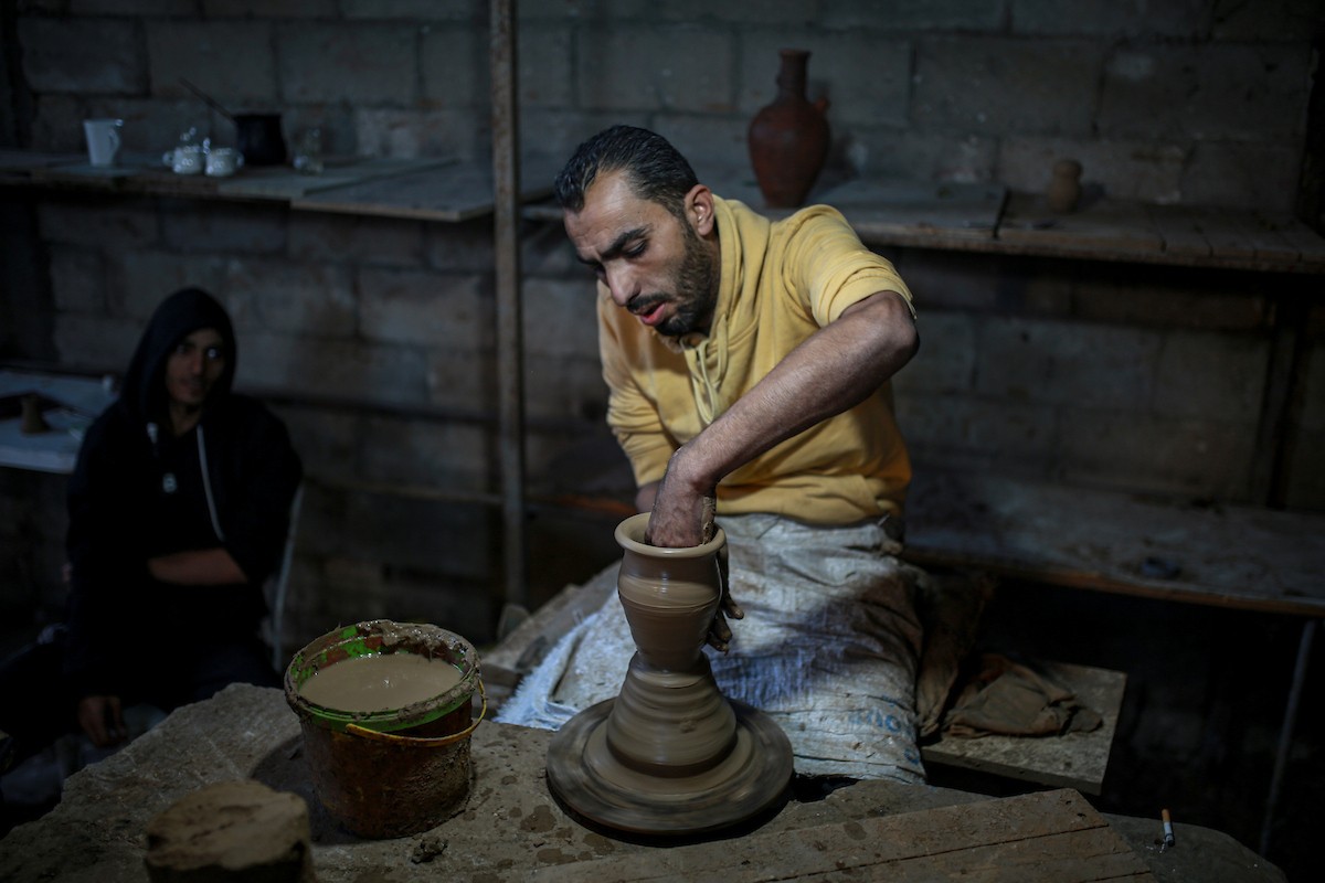 يعمل حرفيو الفخار الفلسطينيون في ورشتهم الصغيرة، حيث يُنتجون أدوات منزلية وأدوات مائدة باستخدام (20).jpg