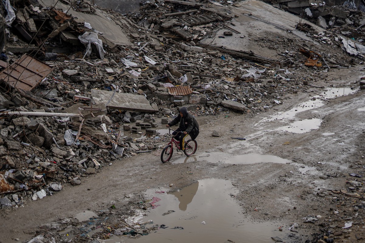 وفد من الأمم المتحدة يتفقد حوض تجميع مياه الصرف الصحي في حي الشيخ رضوان بمدينة غزة (24).jpg