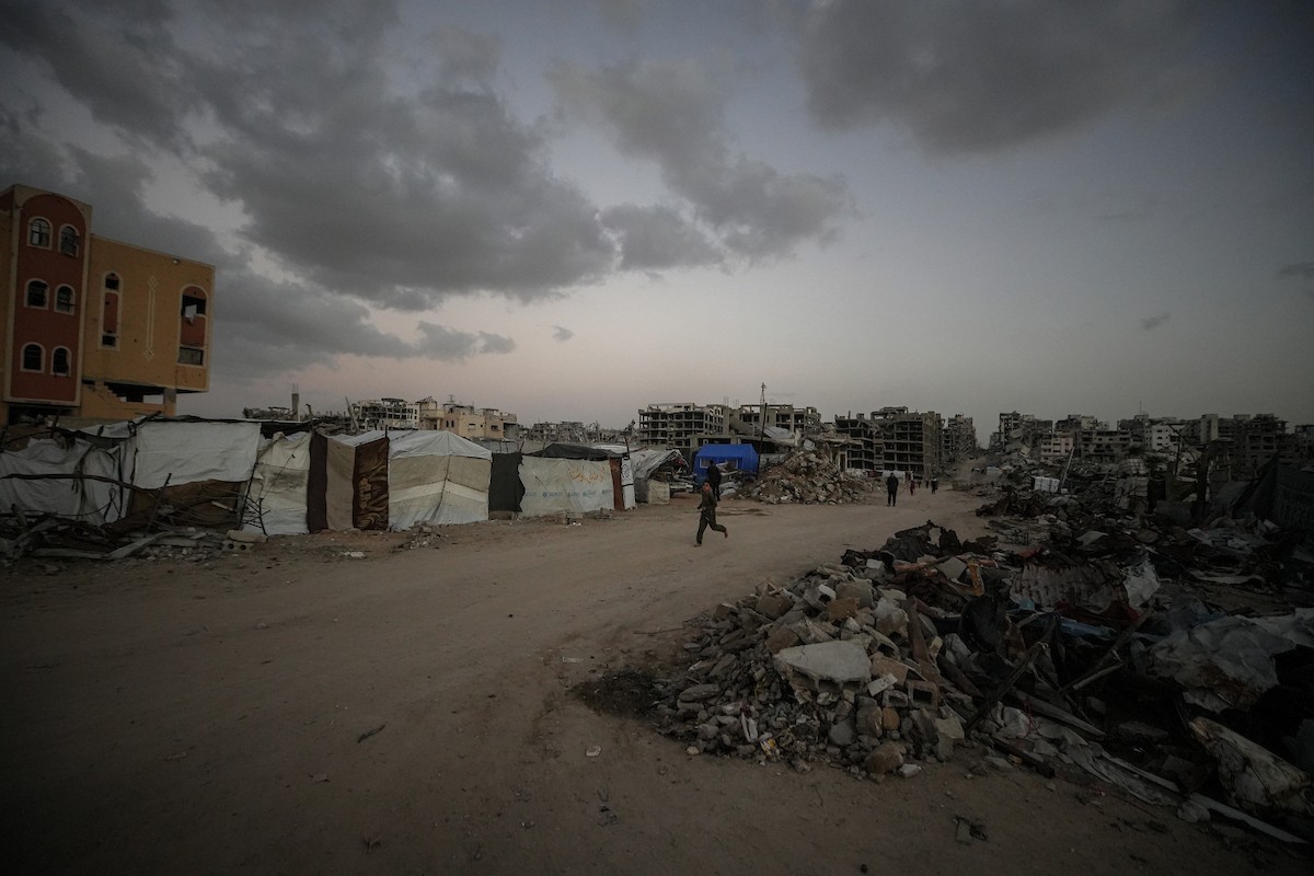 خيام النزوح المنتشرة وسط الدمار في شمال مدينة غزة في 30 نوفمبر/تشرين الثاني 2025