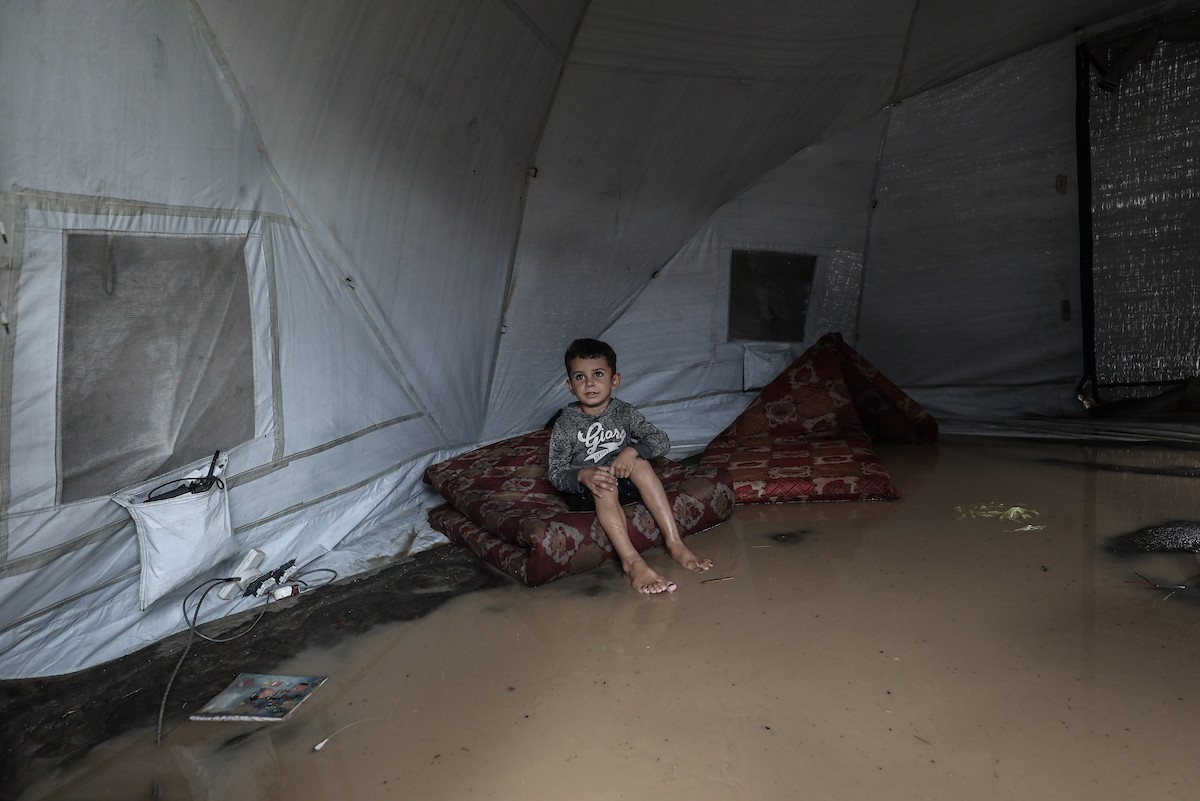 أغرقت الأمطار الغزيرة العديد من خيام النازحين الفلسطينيين في مخيم البريج، وسط قطاع غزة، في 25 نوفمبرتشرين ا.jpg