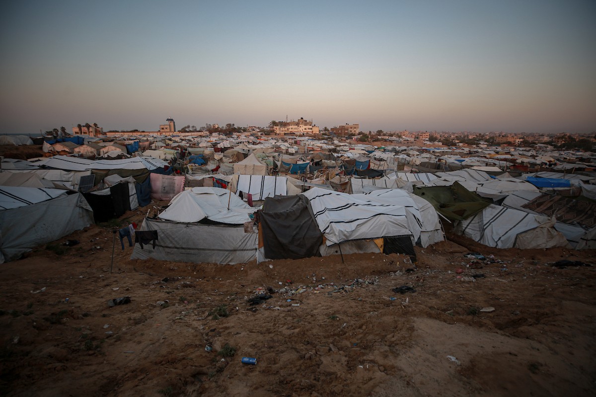 منظر عام للمنطقة حيث تواجه الأسر الفلسطينية النازحة التي تعيش في خيام مؤقتة بالقرب من مدينة الزوايدة في وسط قطاع غزة