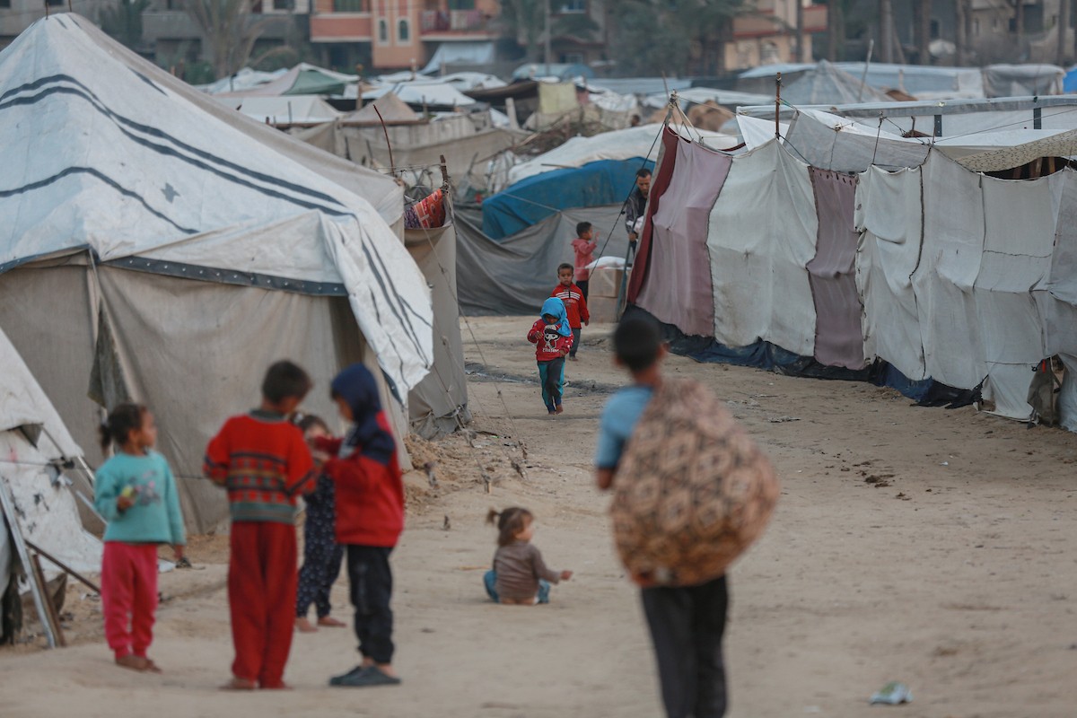 منظر عام للمنطقة حيث تواجه الأسر الفلسطينية النازحة التي تعيش في خيام مؤقتة بالقرب من مدينة الزوايدة في وسط قطاع غزة