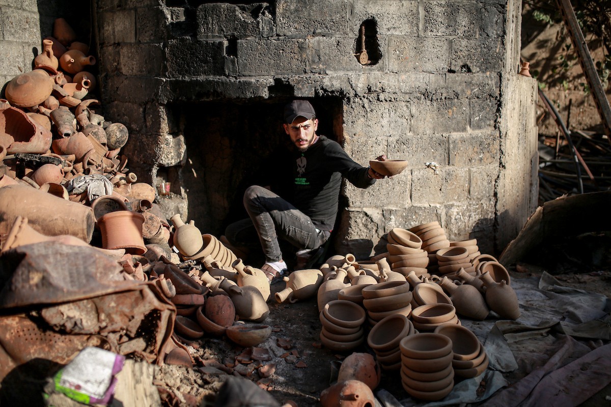 يعمل حرفيو الفخار الفلسطينيون في ورشتهم الصغيرة، حيث يُنتجون أدوات منزلية وأدوات مائدة باستخدام (26).jpg