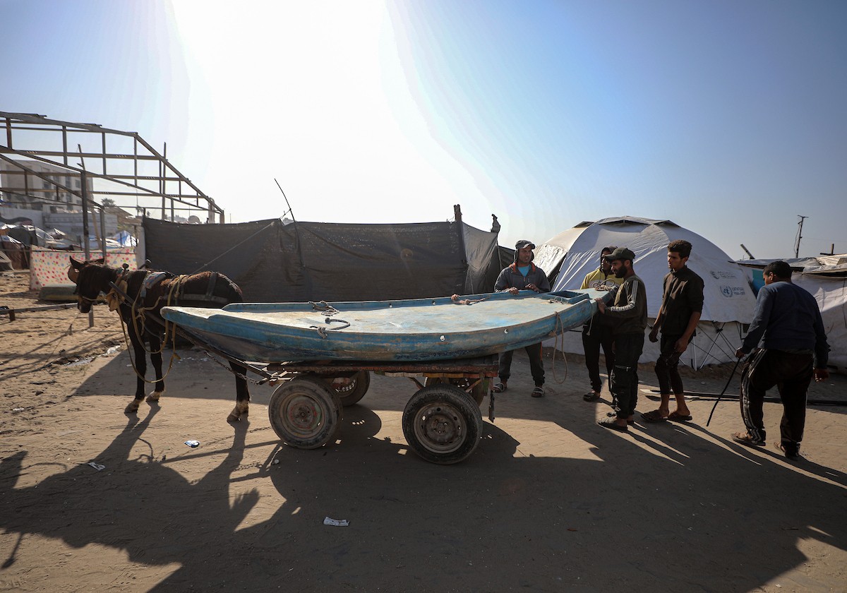 حرفيون يُصلحون قوارب الصيد في ورشة بميناء غزة البحري (11).jpg