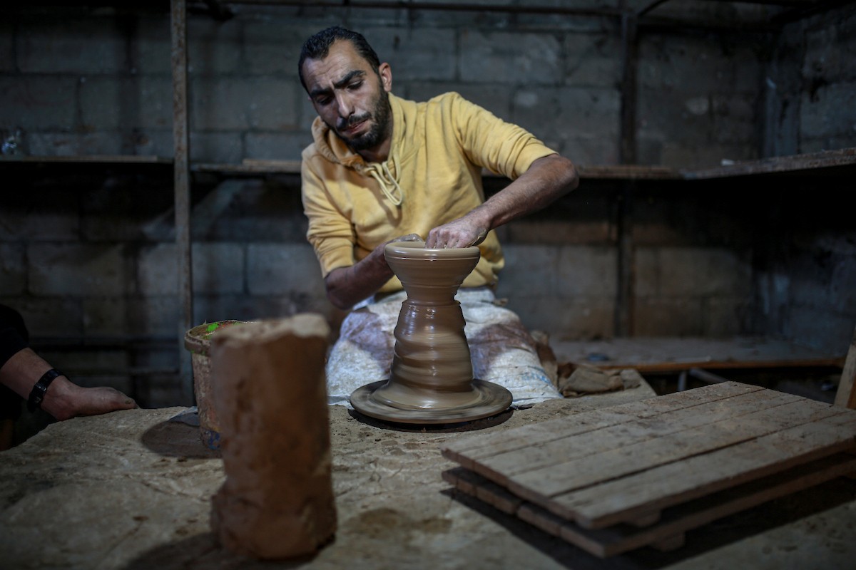 يعمل حرفيو الفخار الفلسطينيون في ورشتهم الصغيرة، حيث يُنتجون أدوات منزلية وأدوات مائدة باستخدام (19).jpg