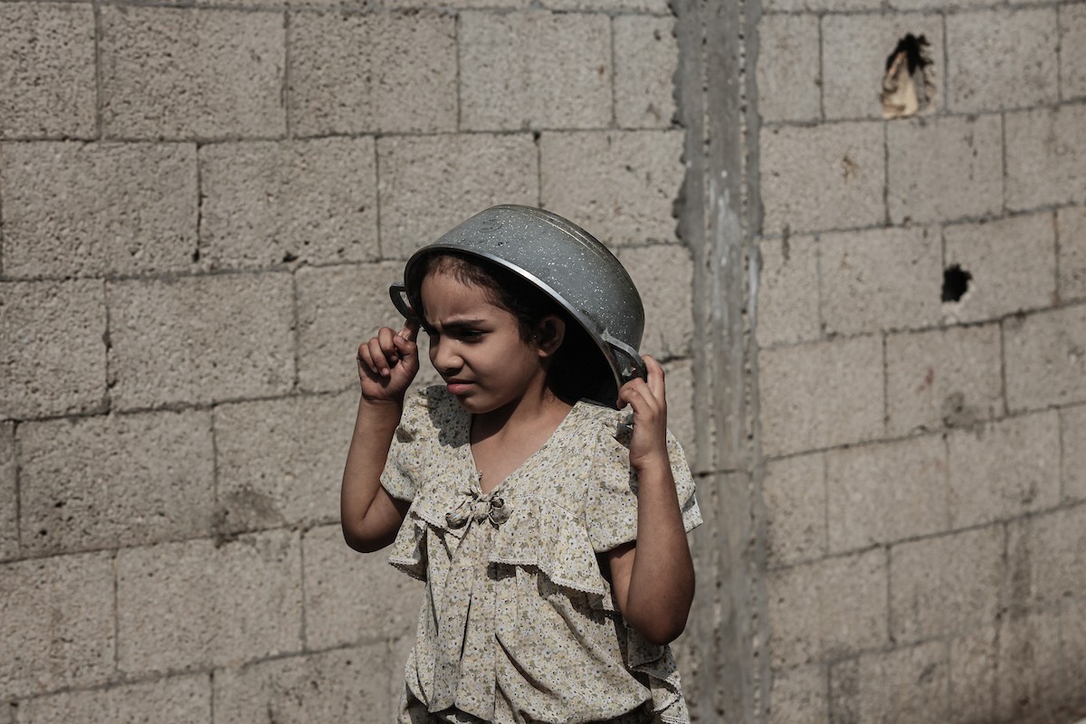 طوابير طويلة للحصول على وجبات ساخنة توزعها جمعيات خيرية في مخيم النصيرات