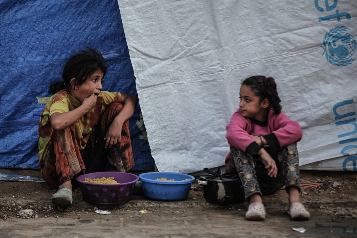 طوابير طويلة للحصول على وجبات ساخنة توزعها جمعيات خيرية في مخيم النصيرات (4).jpg