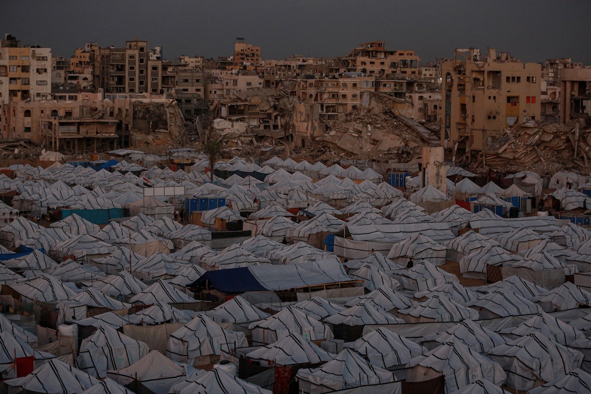 خيام النزوح المنتشرة وسط الدمار في شمال مدينة غزة في 30 نوفمبر/تشرين الثاني 2025