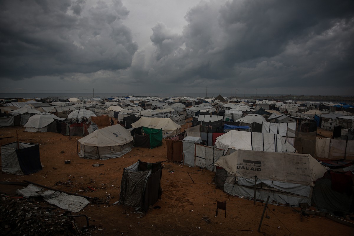 منظر لخيام النازحين في ميناء غزة بعد أن غمرتها مياه الأمطار، مخلفةً بركًا من الماء والطين في أنحاء مدينة غزة، 14 نوفمبر/تشرين الثاني 2025