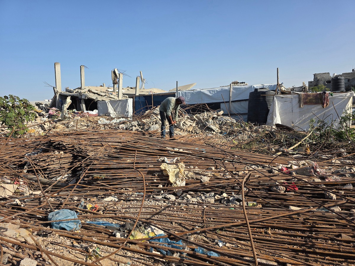 يُعيد فلسطينيون تدوير قضبان معدنية مُنتشلة من المباني المُدمرة في قطاع غزة، ٢٣ نوفمبر/ تشرين الثاني ٢٠٢٥