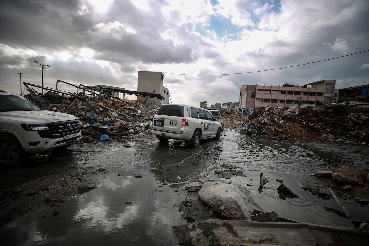 وفد من الأمم المتحدة يتفقد حوض تجميع مياه الصرف الصحي في حي الشيخ رضوان