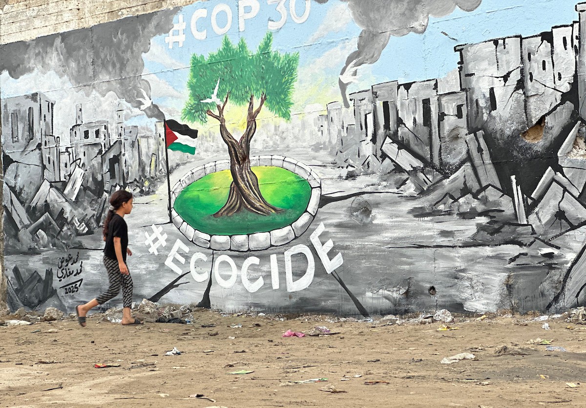 يرسم فنانون فلسطينيون جدارية وسط أنقاض المباني المدمرة في خان يونس، جنوب قطاع غزة (2).jpg