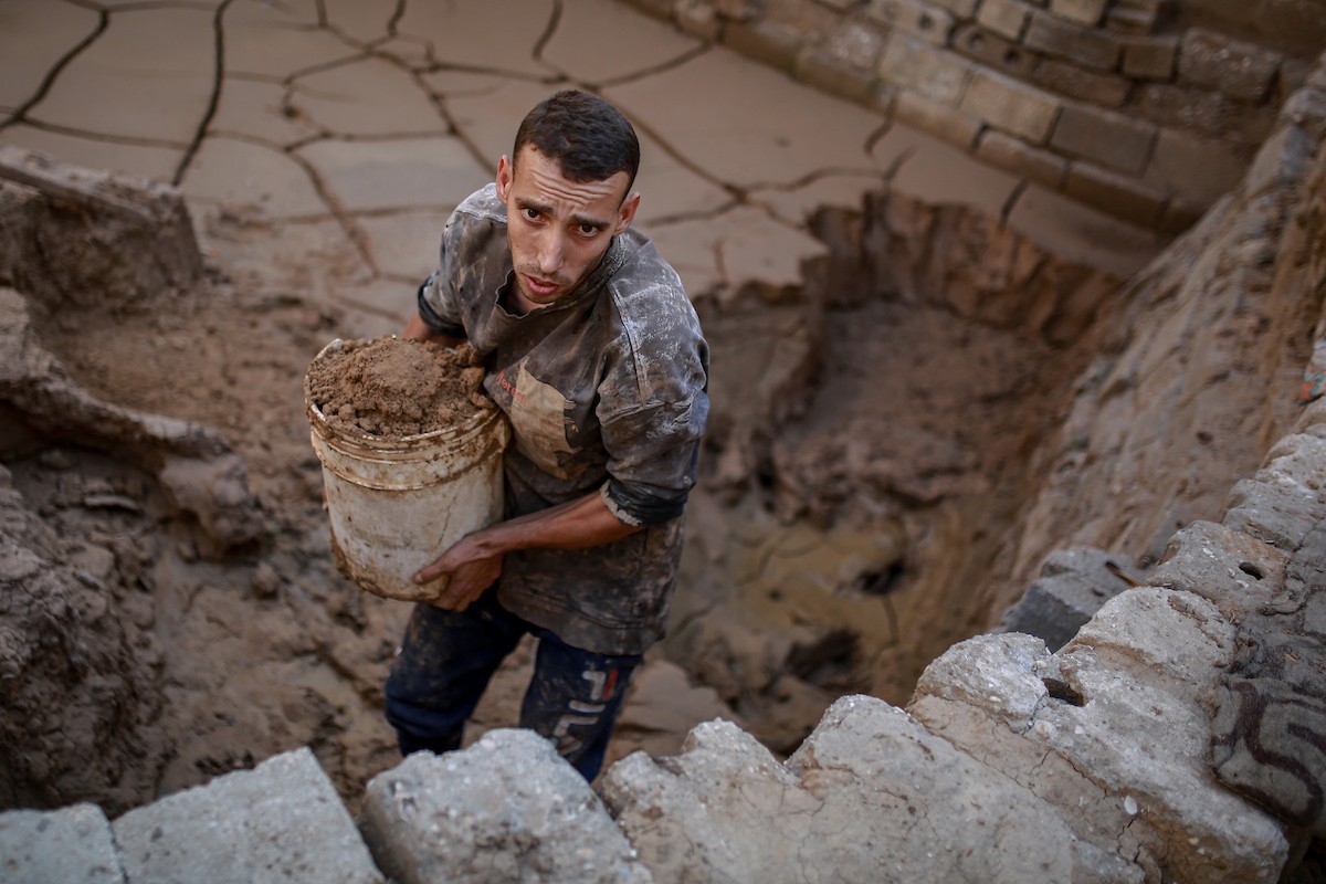 يعمل حرفيو الفخار الفلسطينيون في ورشتهم الصغيرة، حيث يُنتجون أدوات منزلية وأدوات مائدة باستخدام (6).jpg