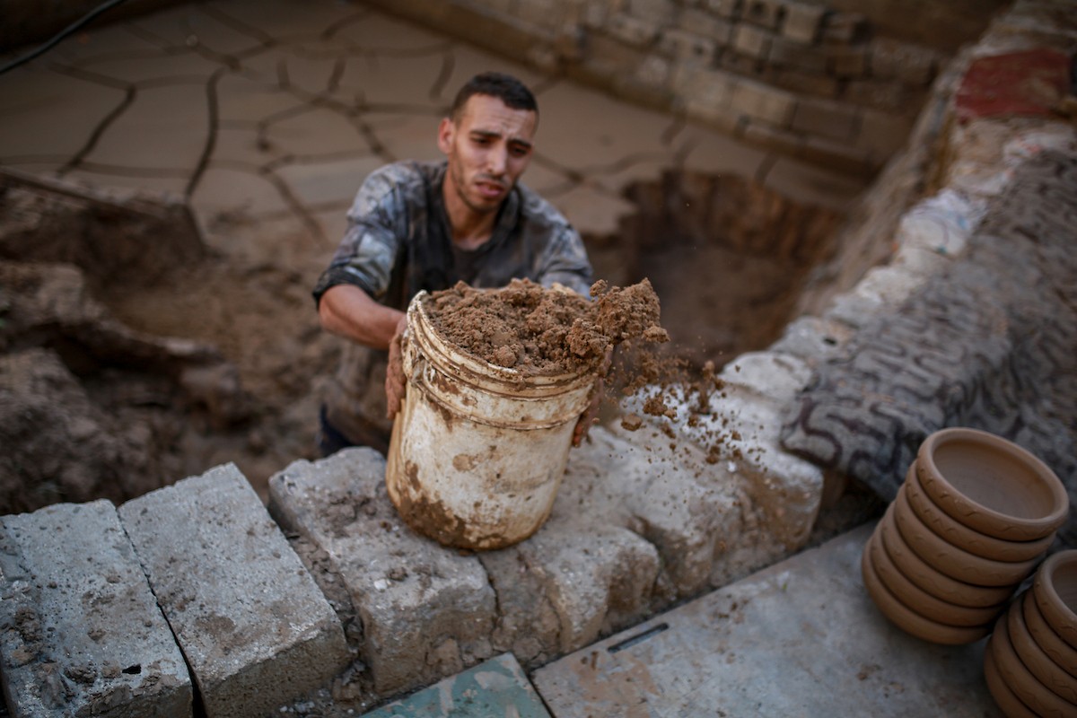 يعمل حرفيو الفخار الفلسطينيون في ورشتهم الصغيرة، حيث يُنتجون أدوات منزلية وأدوات مائدة باستخدام (37).jpg