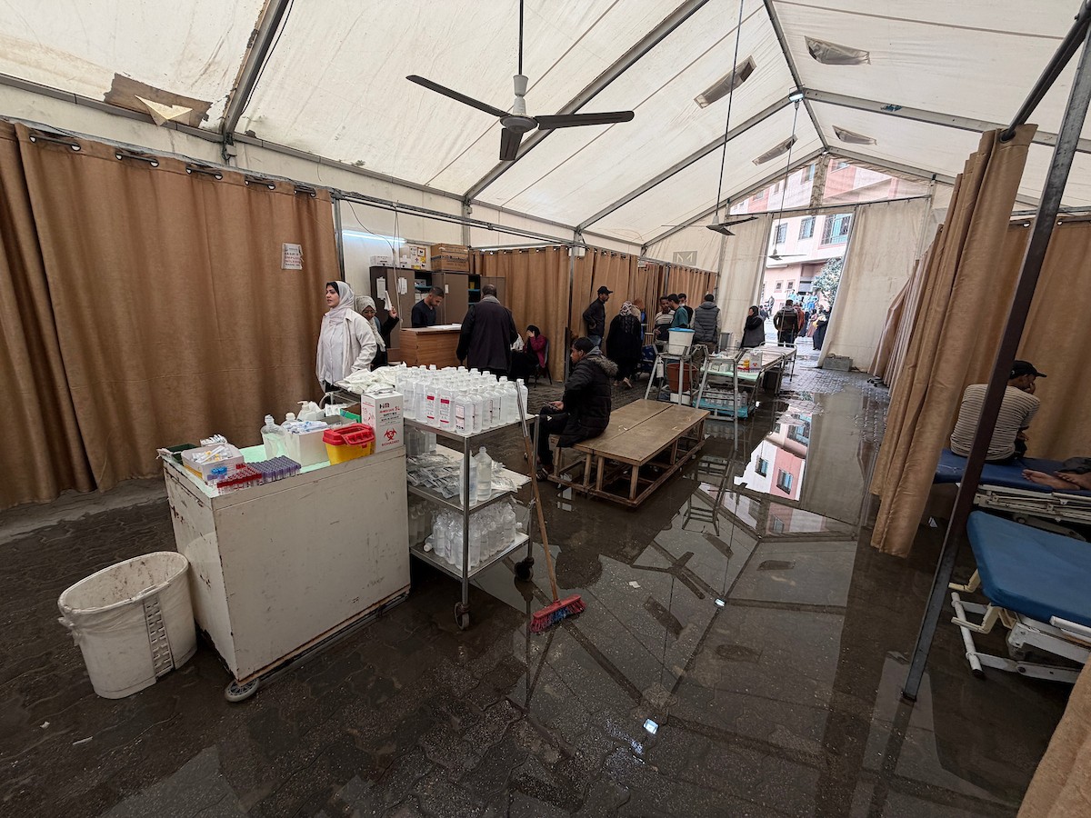 أغرقت الأمطار الغزيرة العديد من خيام النازحين الفلسطينيين في خان يونس، جنوب قطاع غزة، في 25 نوفمبرتشرين الثان (7).jpg