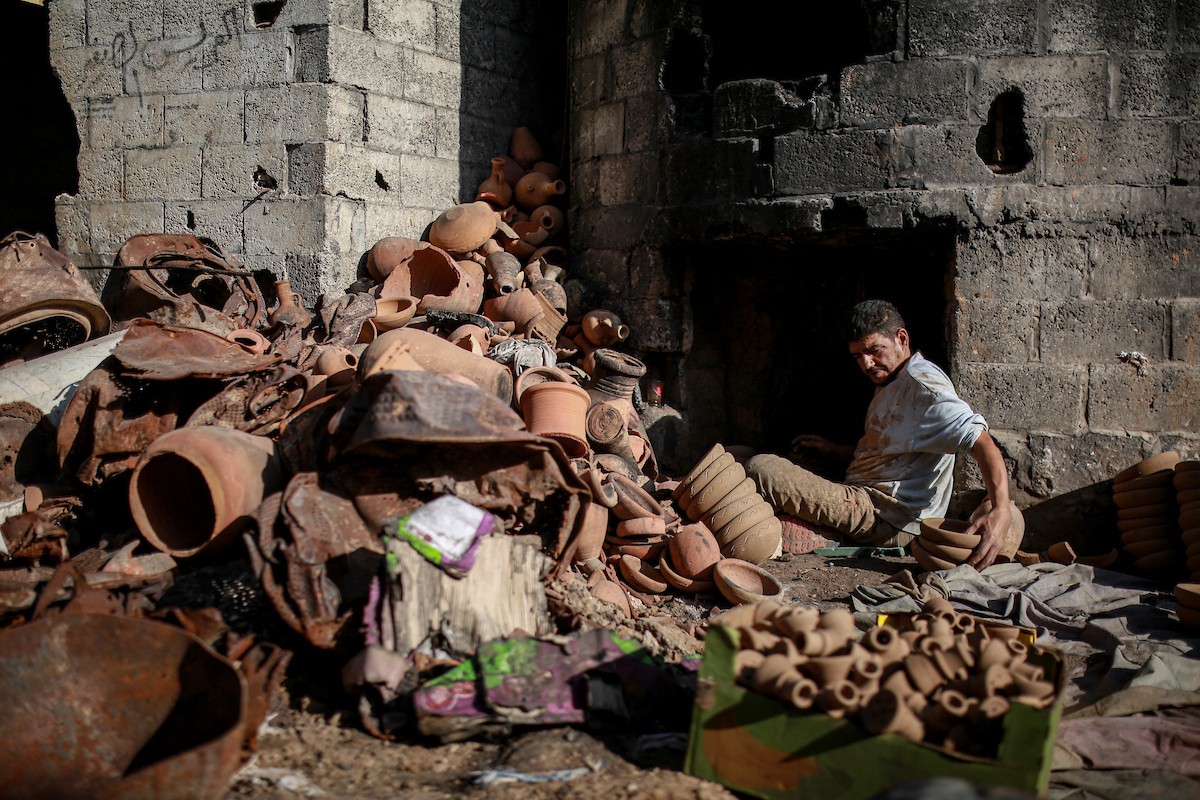 يعمل حرفيو الفخار الفلسطينيون في ورشتهم الصغيرة، حيث يُنتجون أدوات منزلية وأدوات مائدة باستخدام (10).jpg