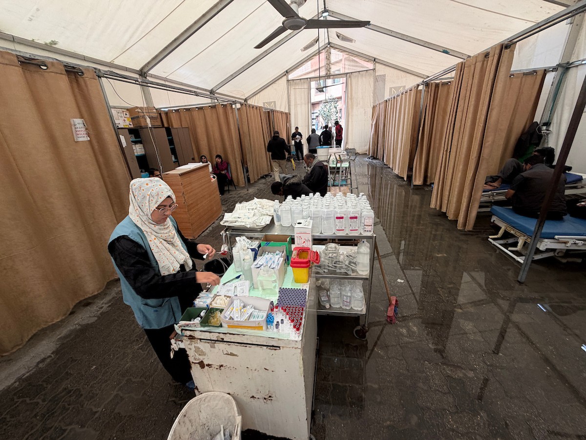 أغرقت الأمطار الغزيرة العديد من خيام النازحين الفلسطينيين في خان يونس، جنوب قطاع غزة، في 25 نوفمبرتشرين الثان (2).jpg