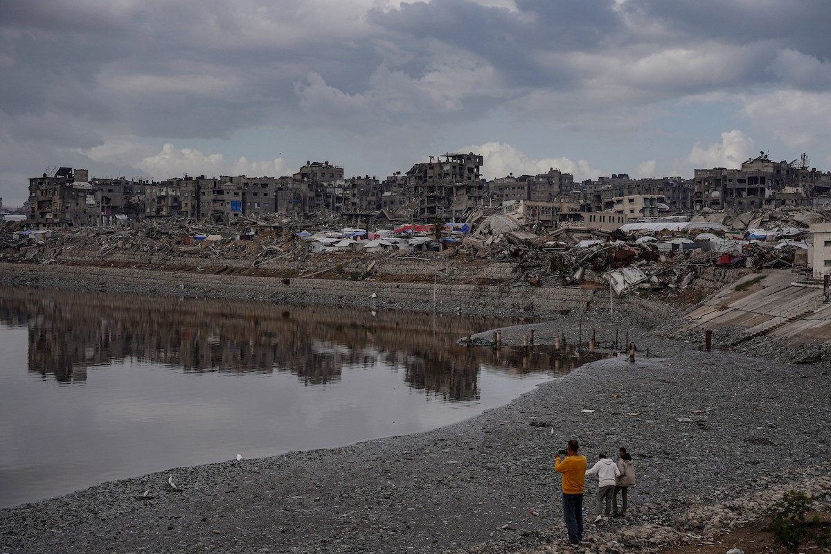 وفد من الأمم المتحدة يتفقد حوض تجميع مياه الصرف الصحي في حي الشيخ رضوان بمدينة غزة (7).jpg