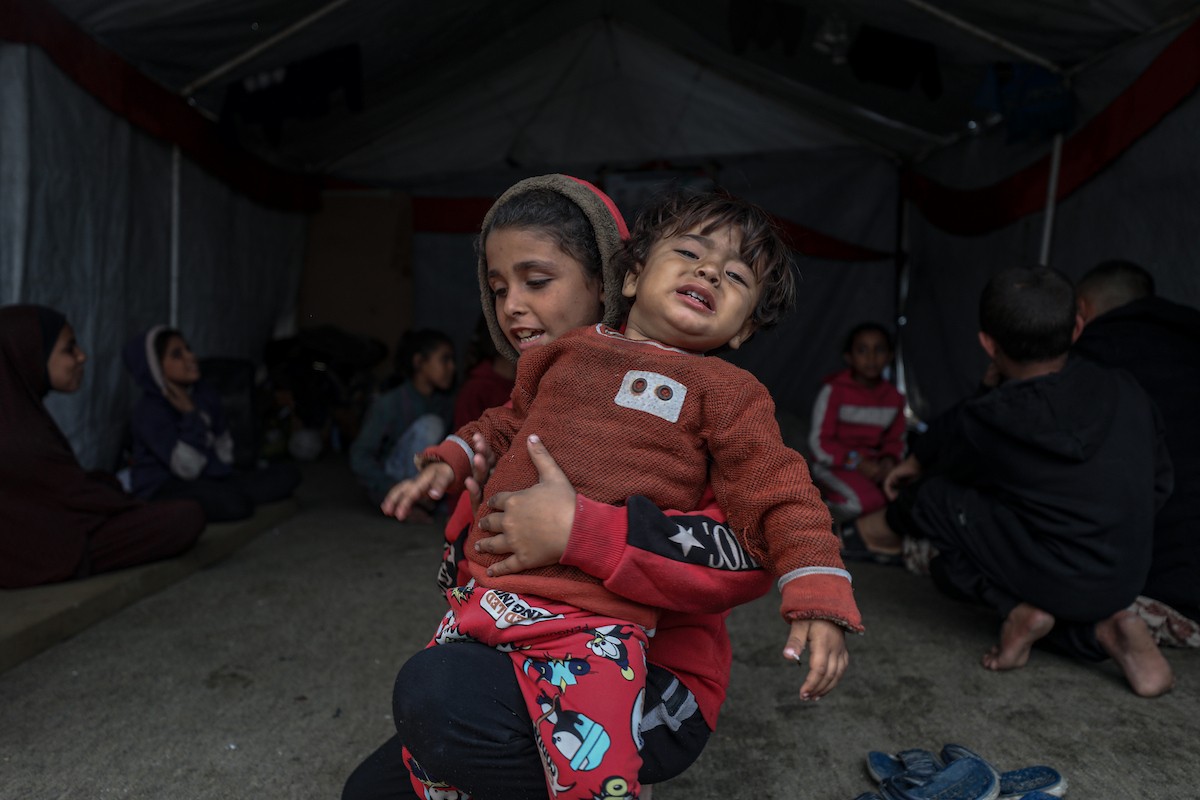 مسنان يعتنيان بـ 36 حفيدًا بعد أن فقدا خمسة من أبنائهما خلال الحرب الإسرائيلية على قطاع غزة (35).jpg