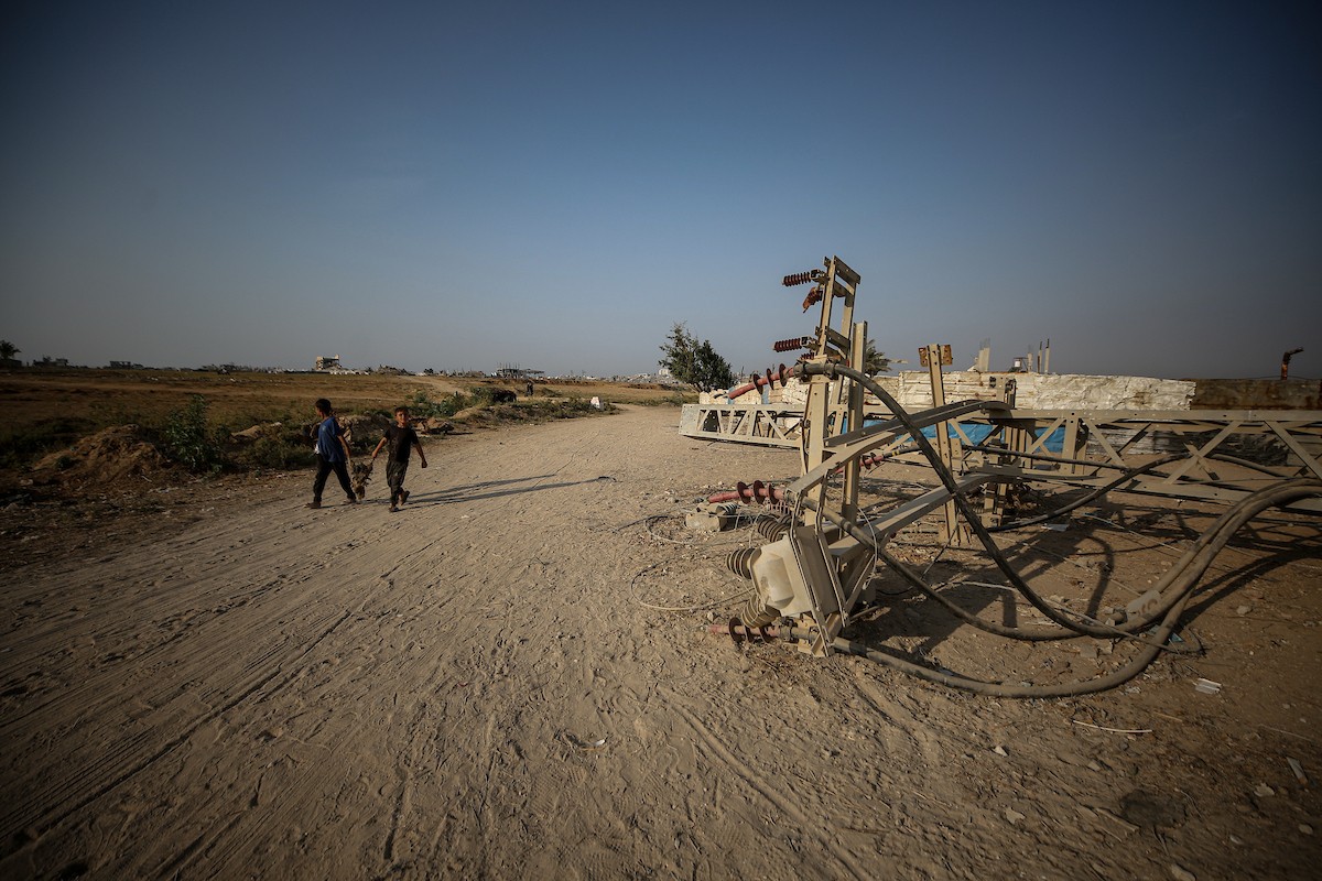 فرق من شركة الكهرباء تبدأ أعمال الصيانة والإصلاح لخطوط الكهرباء المتضررة في دير البلح وسط قطاع غزة.jpg