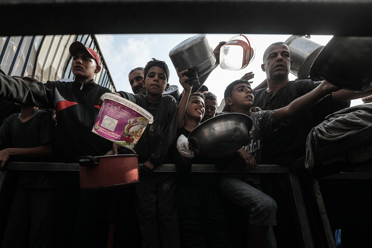 طوابير طويلة للحصول على وجبات ساخنة توزعها جمعيات خيرية في مخيم النصيرات (15).jpg