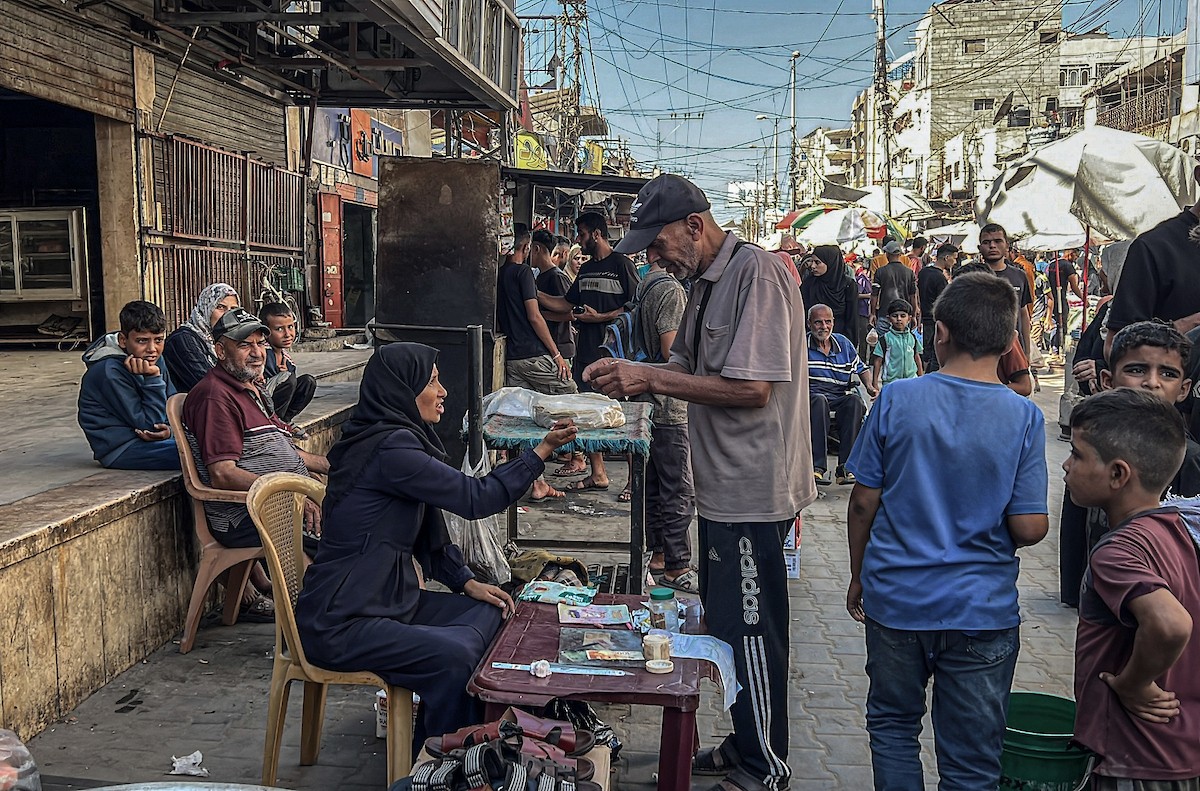 الفلسطينية منال السعيداني تُصلح أوراقًا نقدية قديمة ومهترئة في ظل نفاد العملة الصعبة في قطاع غزة (13).jpg