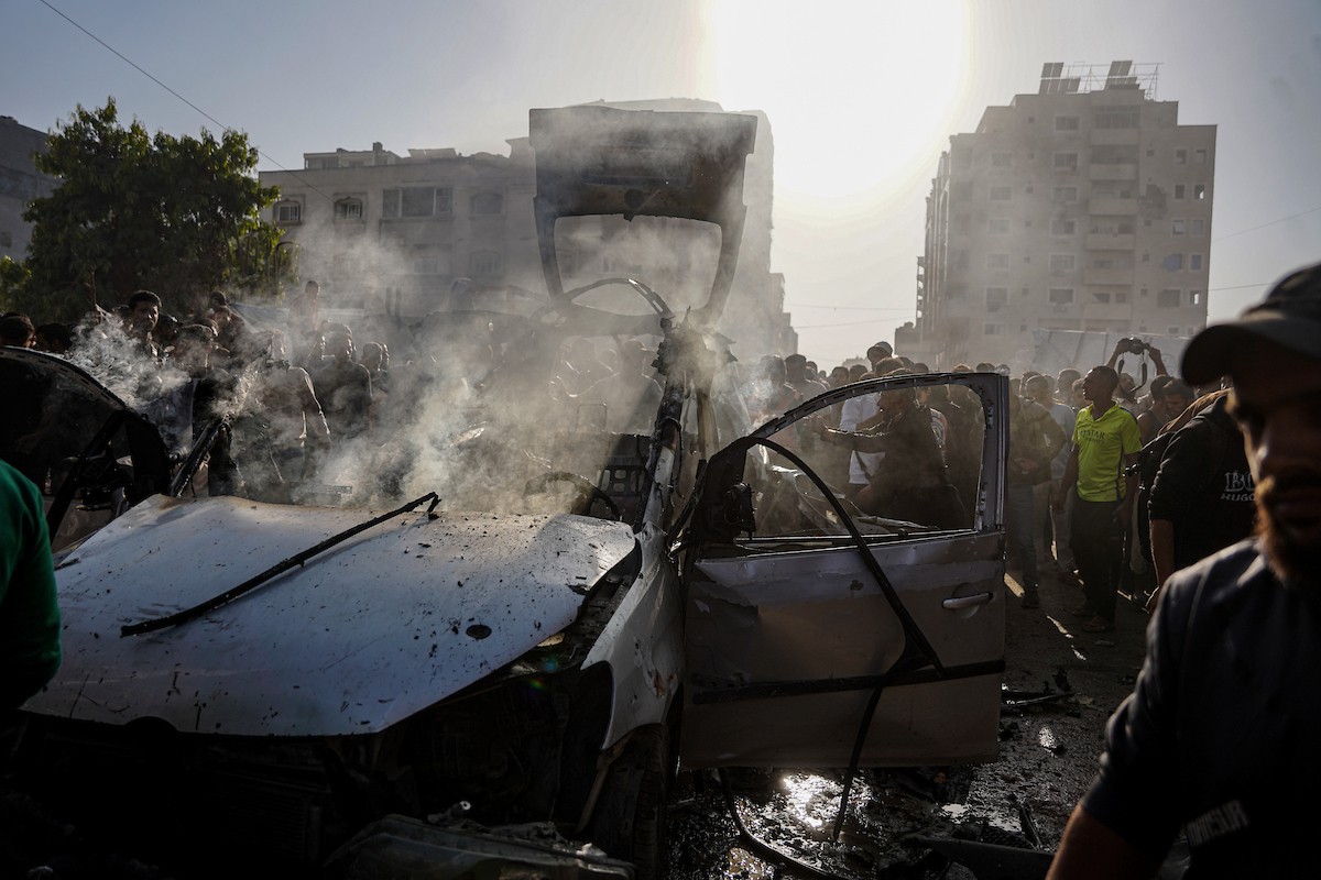 فلسطينيون وفرق الدفاع المدني ينتشلون ضحايا سقطوا في غارات جو (6).jpg