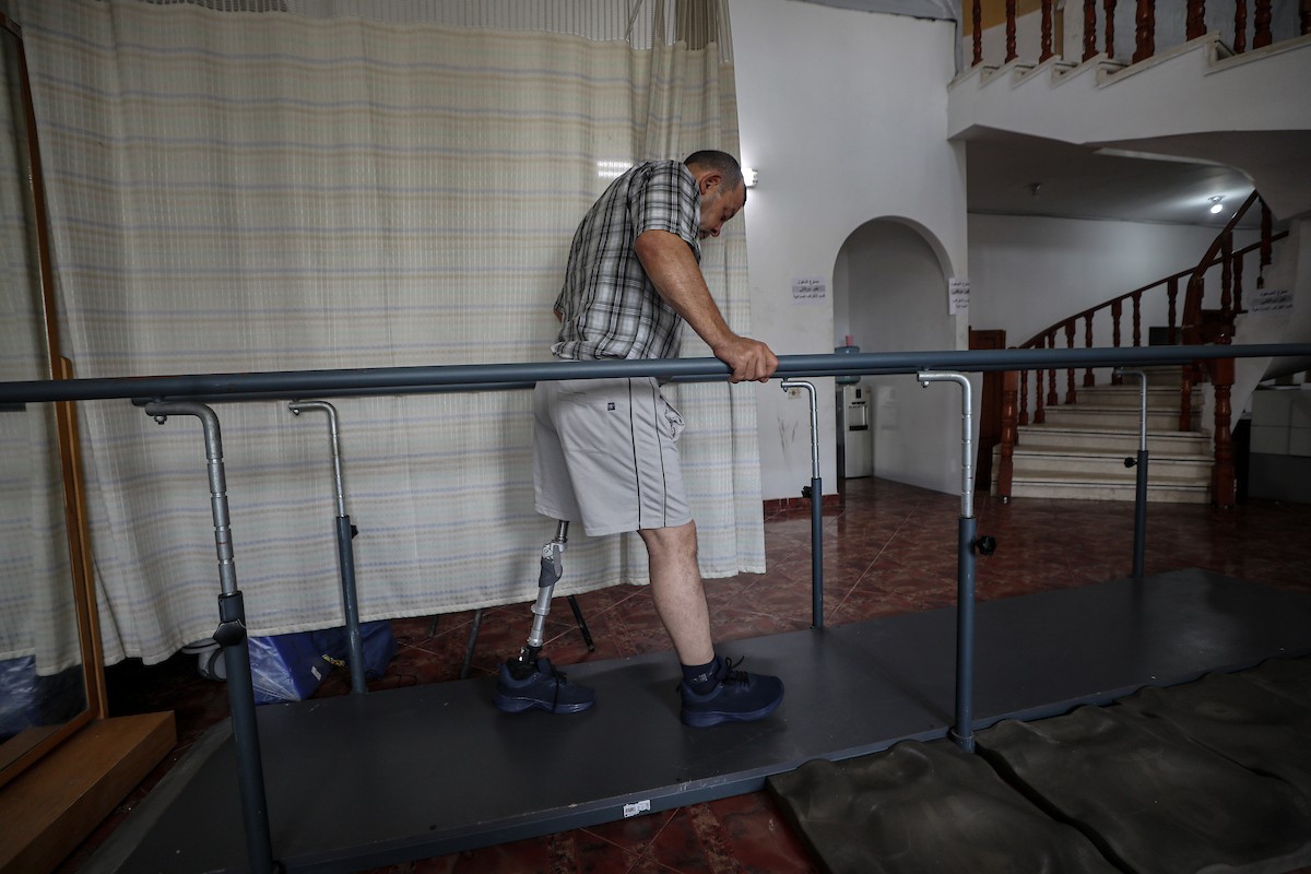 فلسطينيون، بينهم أطفال، يتلقون جلسات تأهيل باستخدام أطراف صناعية في مستشفى حمد للتأهيل بمنطقة (9).jpg