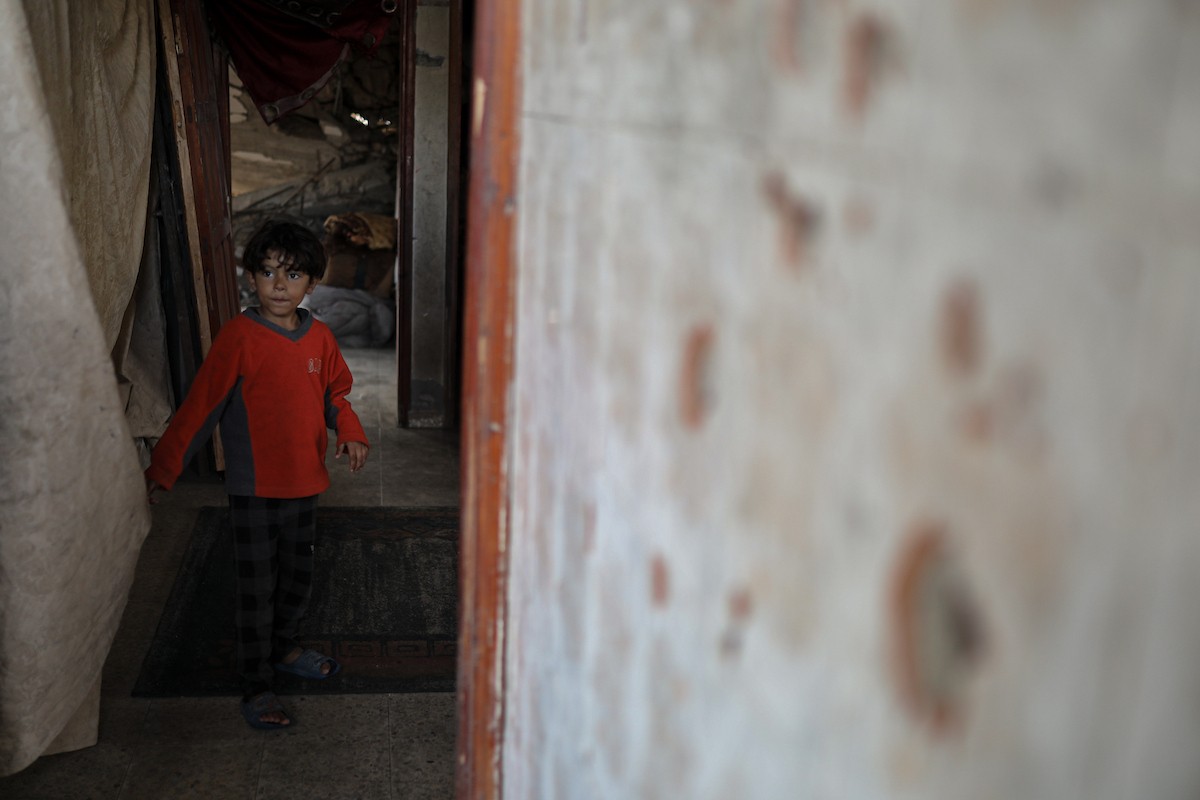 عائلة محمد حلاوة الفلسطينية تستأنف حياتها وسط ركام منزلها المدمر في جباليا (4).jpg