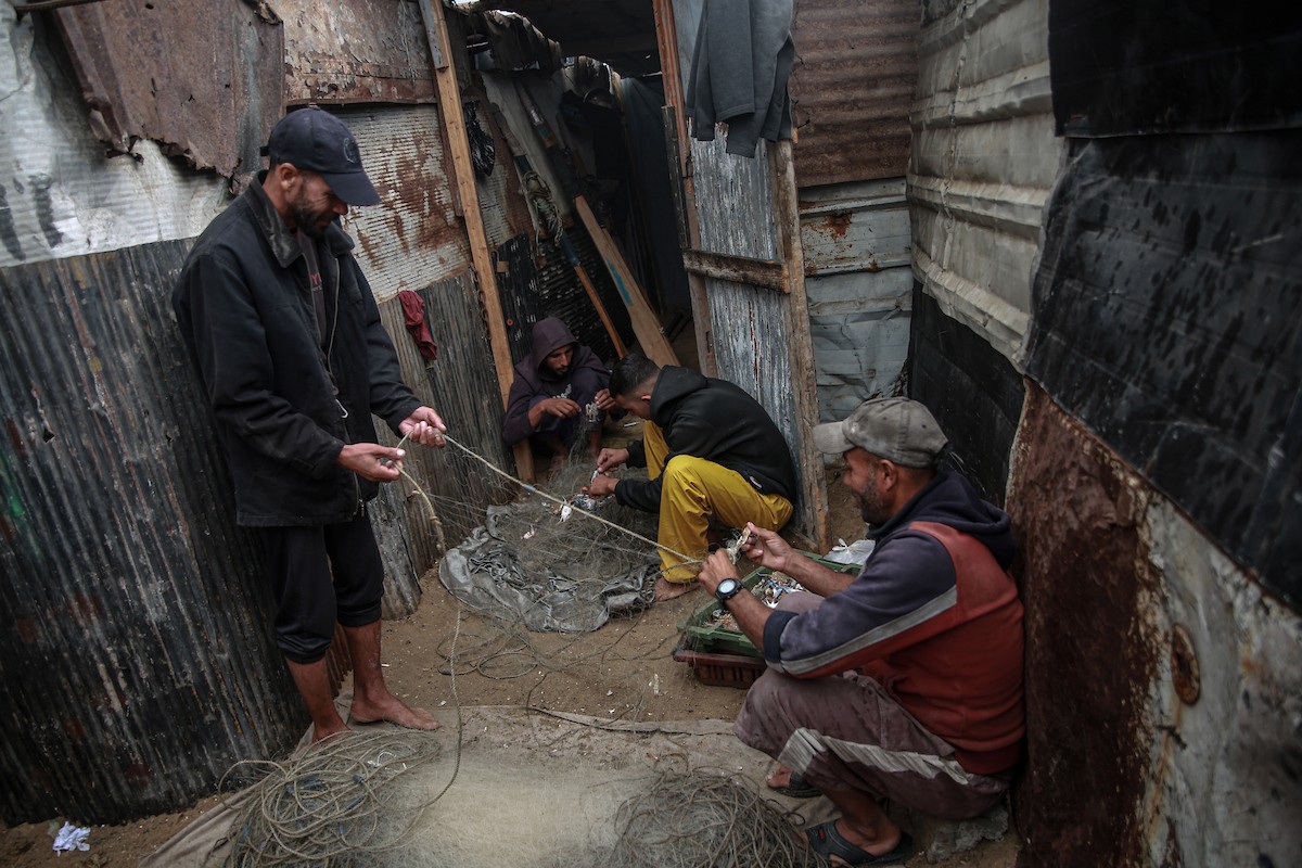 يحاول الصيادون الفلسطينيون في ميناء غزة كسب رزقهم من خلال رمي شباكهم، رغم الأضرار التي لحقت بمعداتهم جراء الهجمات على مدينة غزة