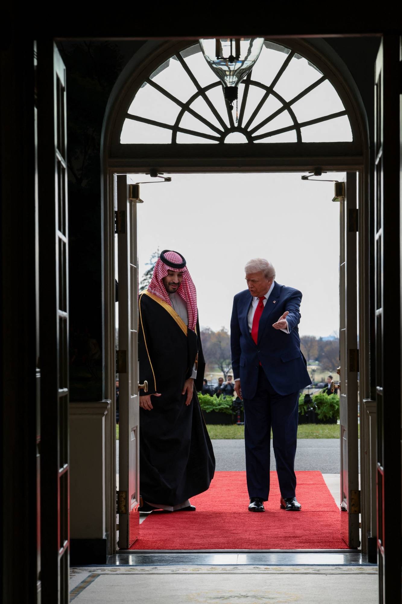 الرئيس الأميركي دونالد ترمب مُرحِّباً بولي العهد السعودي الأمير محمد بن سلمان في البيت الأبيض الثلاثاء (رويترز).jpeg