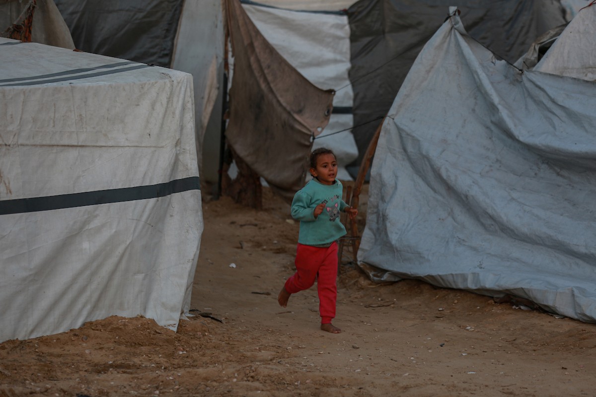 منظر عام للمنطقة حيث تواجه الأسر الفلسطينية النازحة التي تعيش في خيام مؤقتة بالقرب من مدينة الزوايدة في وسط قطاع غزة