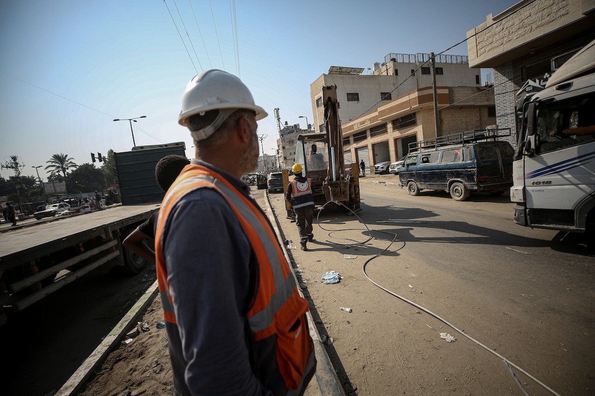 فرق من شركة الكهرباء تبدأ أعمال الصيانة والإصلاح لخطوط الكهرباء المتضررة في دير البلح وسط قطاع غزة (14).jpg