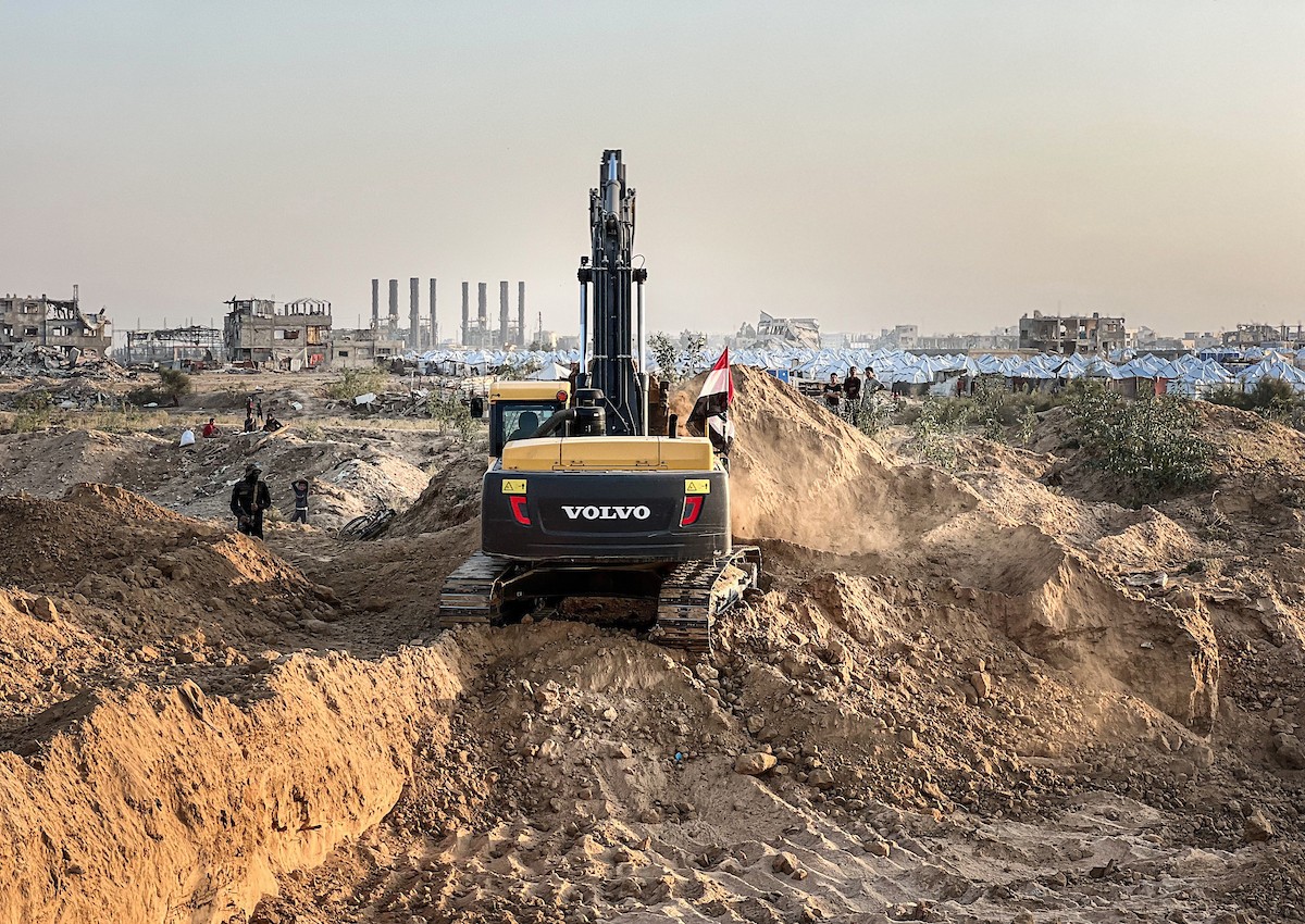 تعمل الآليات الثقيلة بالتنسيق مع أعضاء سرايا القدس وف (7).jpg