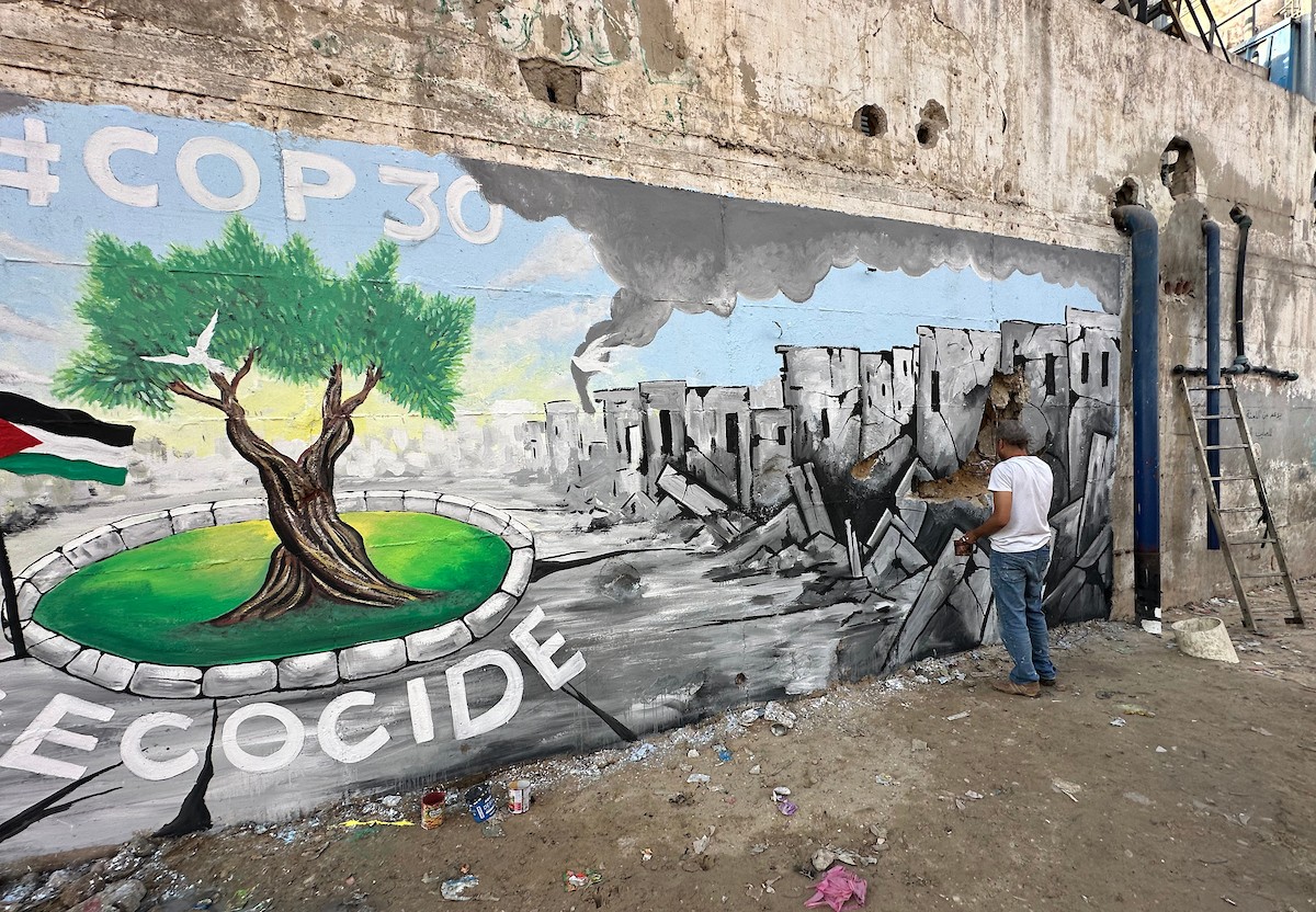 يرسم فنانون فلسطينيون جدارية وسط أنقاض المباني المدمرة في خان يونس، جنوب قطاع غزة (4).jpg