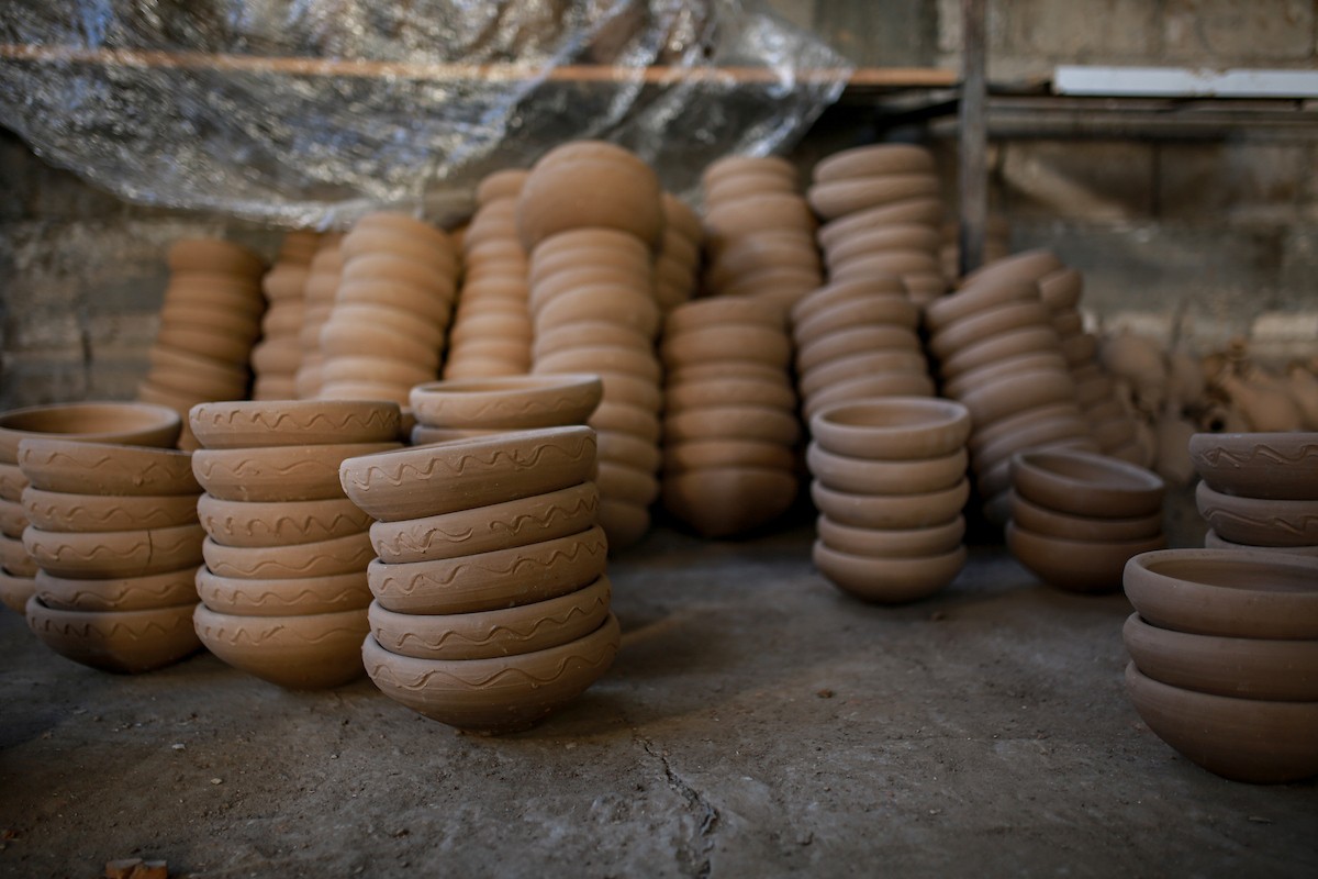 يعمل حرفيو الفخار الفلسطينيون في ورشتهم الصغيرة، حيث يُنتجون أدوات منزلية وأدوات مائدة باستخدام (36).jpg
