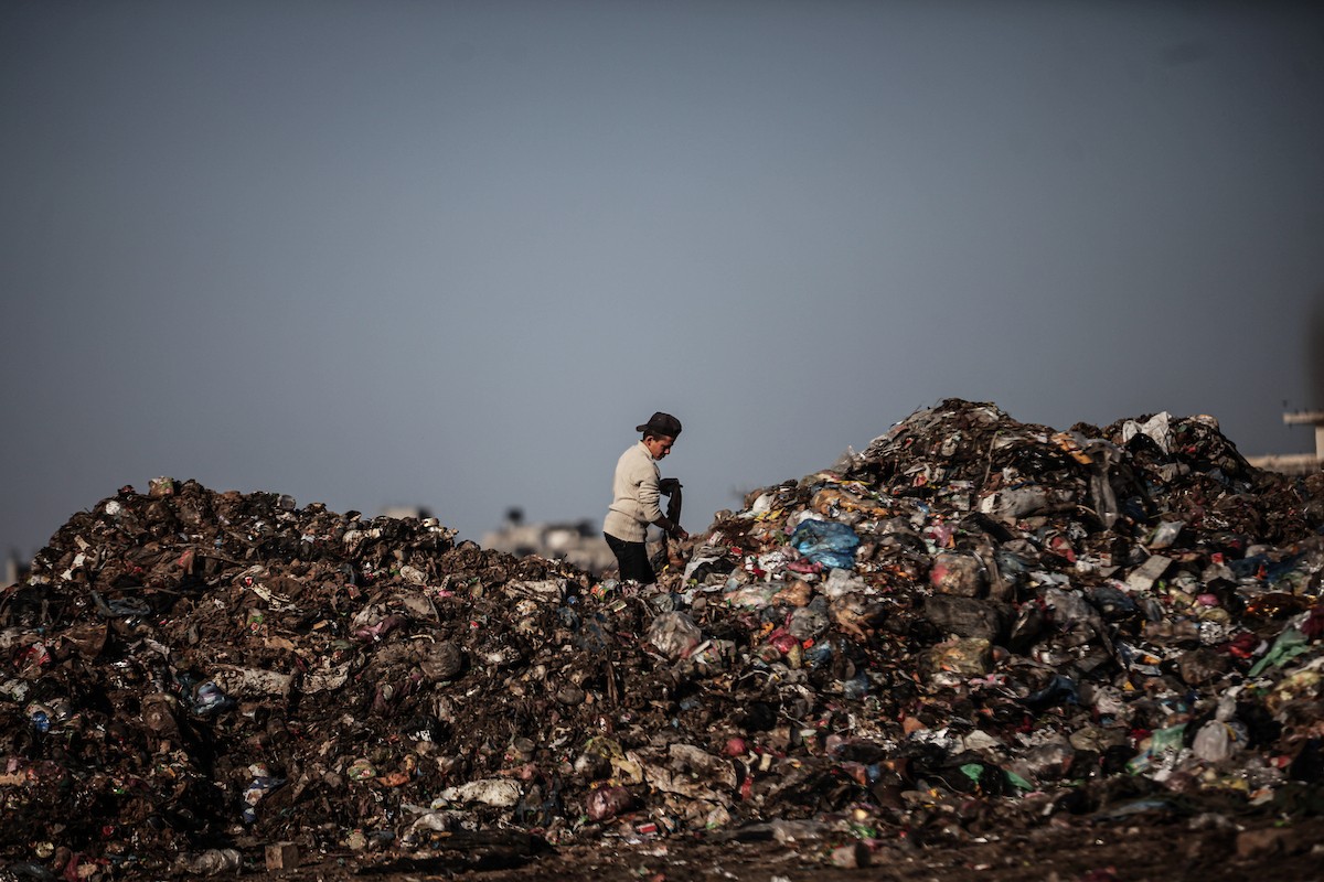 يبحث أطفال فلسطينيون في مخيم المغازي للاجئين يوميًا بين الأنقاض والقمامة عن بقايا الطعام وقطع الكرتون والبلاستيك والخشب لمساعدة عائلاتهم في الطهي في ظل انقطاع غاز الطهي عن غزة لفترة طويلة بسبب الحرب (7).jpg