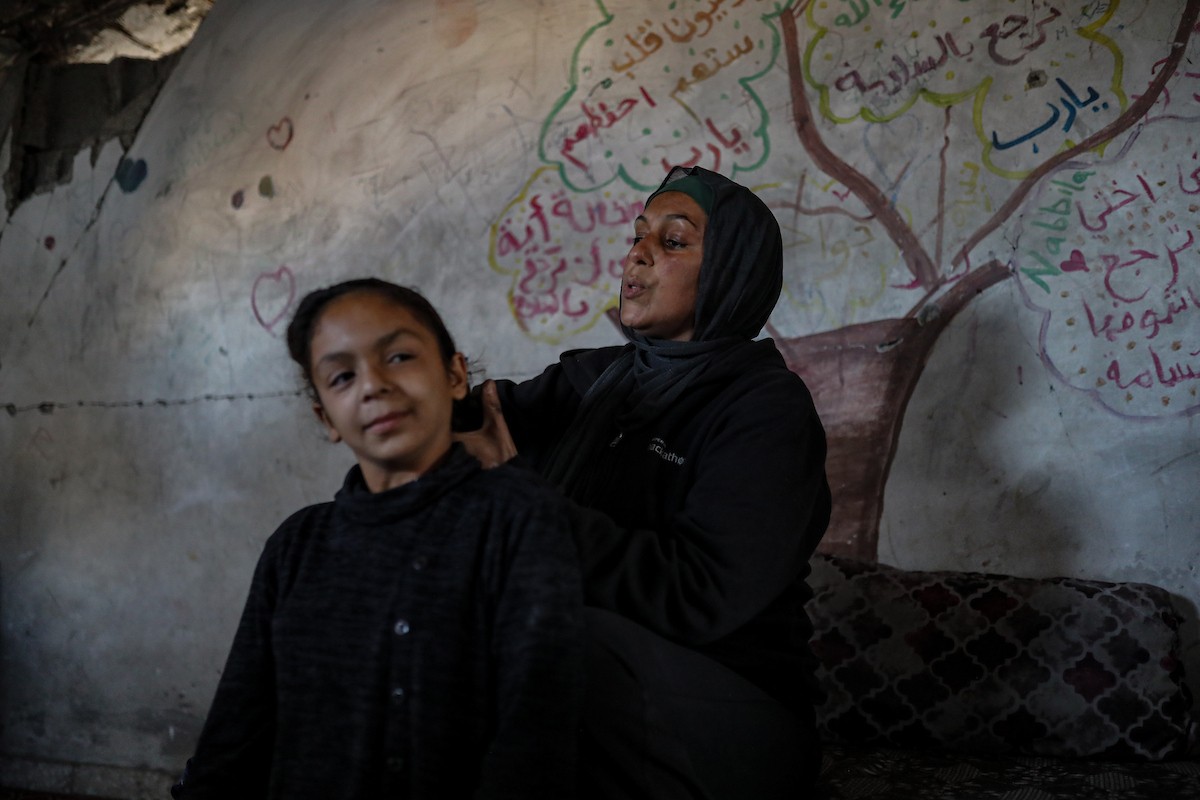 عائلة محمد حلاوة الفلسطينية تستأنف حياتها وسط ركام منزلها المدمر في جباليا (25).jpg