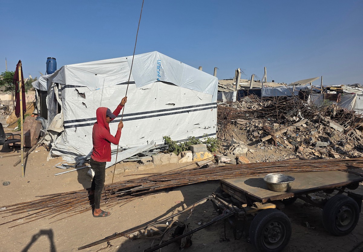 يُعيد فلسطينيون تدوير قضبان معدنية مُنتشلة من المباني المُدمرة في قطاع غزة، ٢٣ نوفمبر/ تشرين الثاني ٢٠٢٥