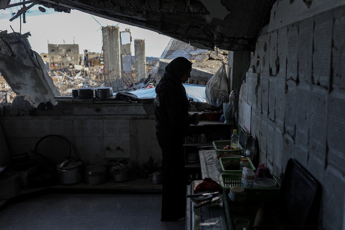 عائلة محمد حلاوة الفلسطينية تستأنف حياتها وسط ركام منزلها المدمر في جباليا (16).jpg