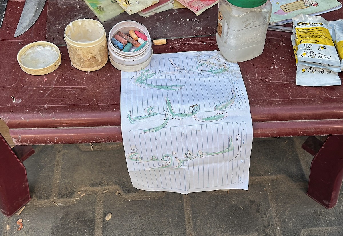 الفلسطينية منال السعيداني تُصلح أوراقًا نقدية قديمة ومهترئة في ظل نفاد العملة الصعبة في قطاع غزة (11).jpg