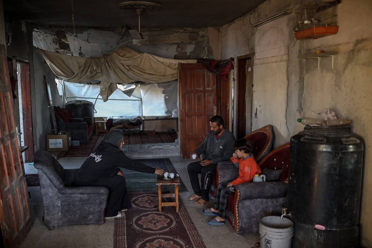 عائلة محمد حلاوة الفلسطينية تستأنف حياتها وسط ركام منزلها المدمر في جباليا (27).jpg