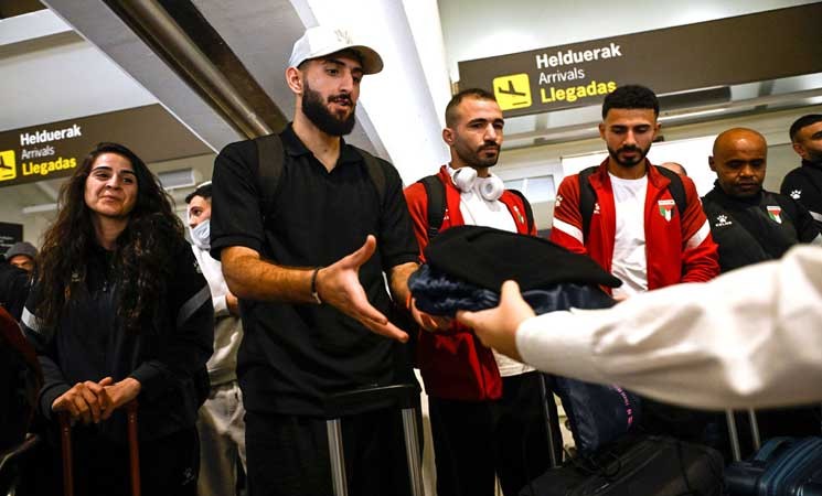 لحظة وصول أعضاء المنتخب الوطني الفلسطيني إلى مطار بلباو