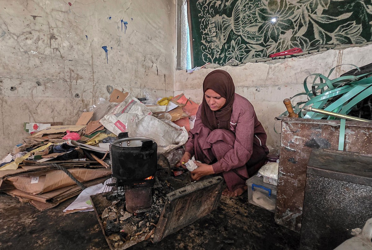 امرأة فلسطينية تأوي مع أطفالها داخل مدرسة مدمرة قرب خط التماس الخط الأصفر شرق خان يونس (9).jpg